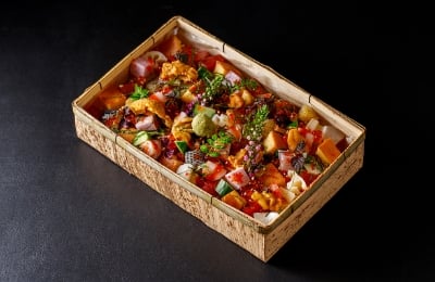 竹皮製の四角い箱に、角切りの様々な具材をちりばめた色鮮やかなばらちらし寿司の写真